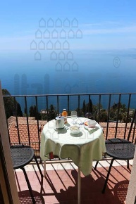 Foto Locale commerciale in Via Bagnoli Croci, Taormina di 1000 m²