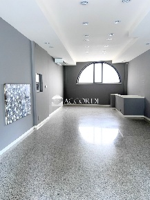 Foto Attività commerciale a Conegliano Centro di 140 m² con 3 locali