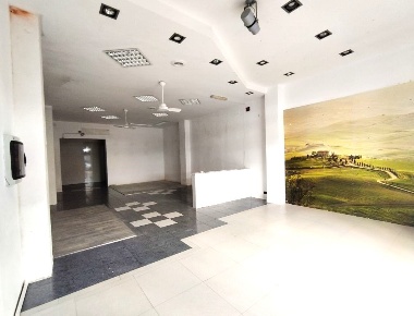 Foto Locale commerciale a Piombino Centro di 80 m² con 2 locali in vendita
