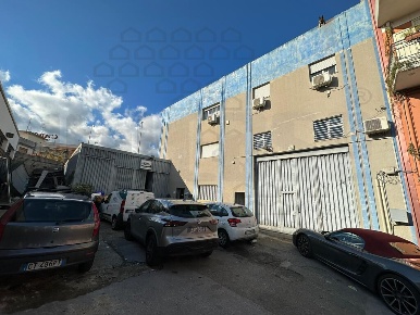 Foto Locale commerciale in Strada Statale 114, Messina di 1500 m²