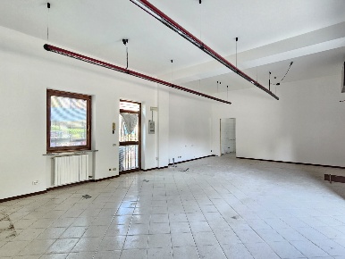Foto Locale commerciale in Via Mazzini, Treviglio di 206 m² con 5 locali