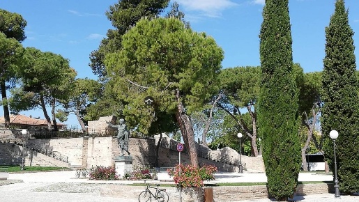 Foto Negozio in via nolfi, Fano Centro Storico di 80 m² con 1 locali