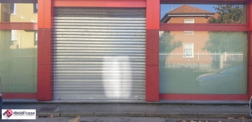 Foto Negozio in VIA UGO FOSCOLO, Varedo di 400 m² con 1 locali in vendita