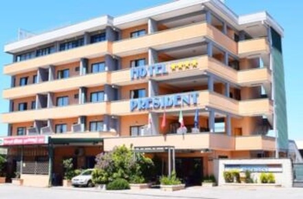 Foto Hotel in Via Roma, Pomezia di 1600 m² con 110 locali in vendita