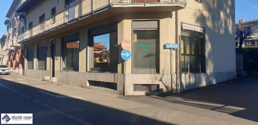 Foto Negozio in VIA MATTEOTTI, Cabiate di 140 m² con 3 locali in affitto