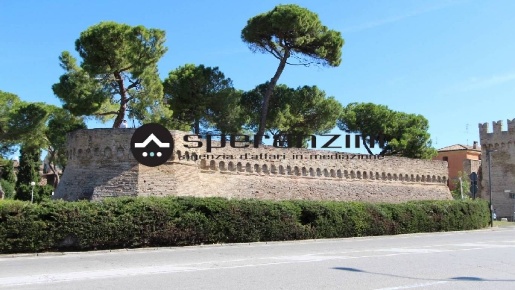 Foto Attività commerciale in via Bovio, Fano Centro Storico di 44 m²