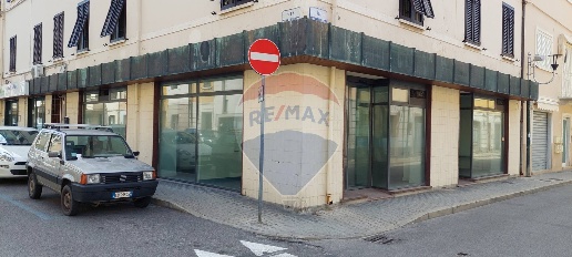 Foto Negozio a Viareggio Centro di 143 m² con 9 locali in vendita