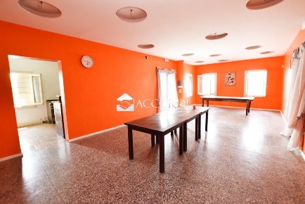Foto Negozio a Ponzano Veneto Ponzano di 300 m² con 10 locali in vendita