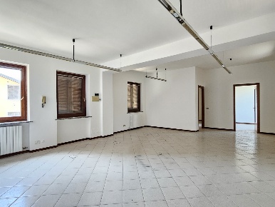 Foto Ufficio in Via Mazzini, Treviglio di 108 m² con 3 locali in vendita