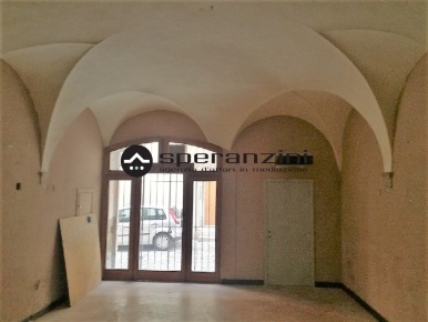 Foto Negozio in VIA CESARE BATTISTI, Fossombrone Centro di 170 m²