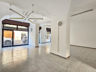 Foto Negozio in Via Manzoni, Brignano Gera d'Adda di 90 m² con 2 locali