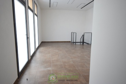 Foto Negozio in VIA MONTELLO, Cambiago Centro di 80 m² con 1 locali