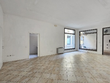 Foto Negozio in Via Mulazzani, Treviglio di 61 m² con 2 locali in affitto
