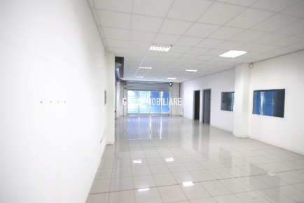 Foto Locale commerciale a Castelfranco Veneto di 300 m² con 4 locali