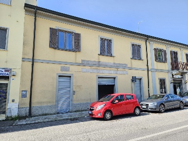 Foto Negozio in Via Mazzini, Treviglio di 98 m² con 2 locali in vendita