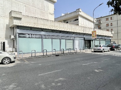 Foto Locale commerciale in via Giulio Cesare, Grosseto di 253 m² in affitto