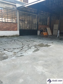 Foto Magazzino in VIA LAMPUGNANI, Desio di 160 m² con 10 locali in vendita