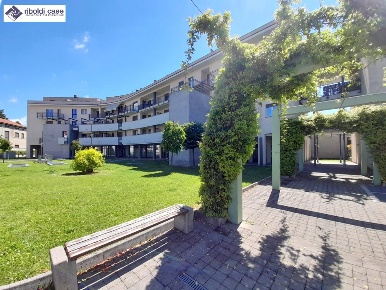 Foto Negozio in VIA TOTI, Carugo Centro di 95 m² con 1 locali in affitto