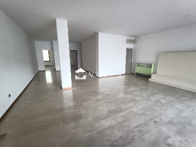 Foto Negozio a Fonte di 173 m² con 1 locali in affitto