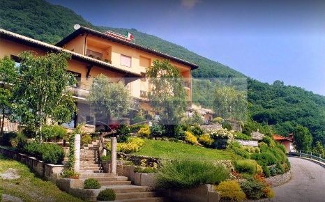 Foto Hotel a Bianzano di 1944 m² con 14 locali in vendita