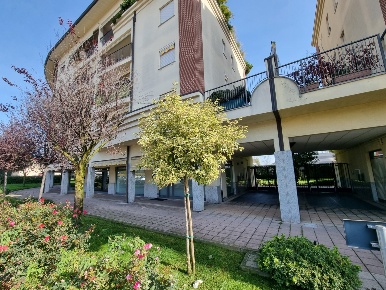 Foto Negozio in STRADA PROVINCIALE, Pessano con Bornago Centro di 92 m²