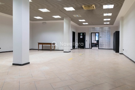 Foto Locale commerciale a Campagnola Emilia di 200 m² con 3 locali