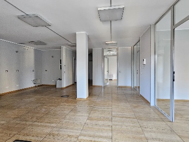 Foto Ufficio in Viale de Gasperi, Treviglio di 174 m² con 5 locali