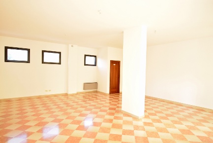 Foto Locale commerciale a Caerano di San Marco Centro di 51 m² con 1 locali