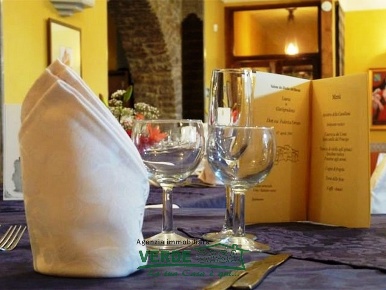 Foto Hotel a Bassano del Grappa di 1900 m² con 30 locali in vendita