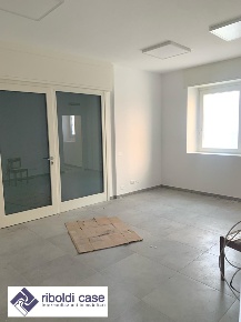 Foto Negozio a Cesano Maderno di 65 m² con 1 locali in affitto