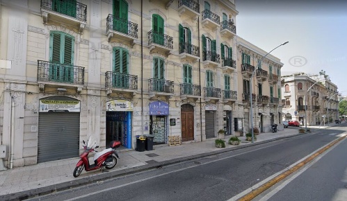 Foto Negozio in VIA CESARE BATTISTI, Messina Battisti - Avignone di 50 m²