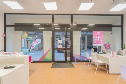 Foto Negozio in Via Libertà, Concorezzo Centro di 70 m² con 3 locali