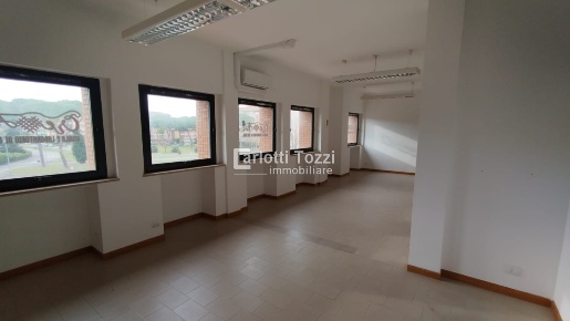 Foto Ufficio in via De Nicola, Grosseto di 220 m² in vendita