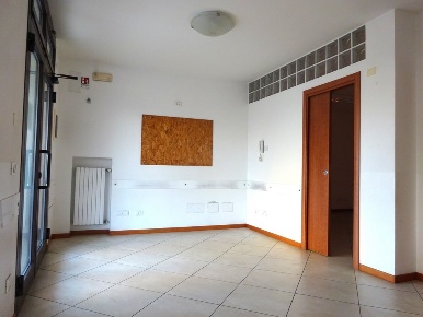 Foto Negozio in VIA ROMA, Dello di 55 m² con 2 locali in affitto
