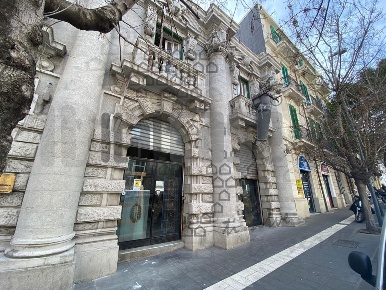 Foto Locale commerciale in Via Cesare Battisti, Messina Battisti - Avignone