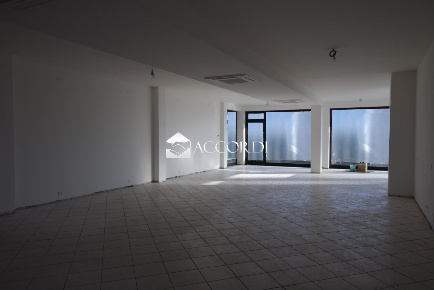 Foto Negozio a Altivole Centro di 193 m² con 6 locali in affitto
