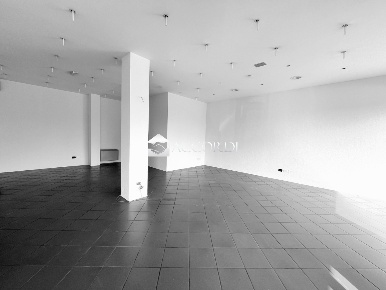 Foto Locale commerciale a Conegliano Centro di 90 m² con 2 locali