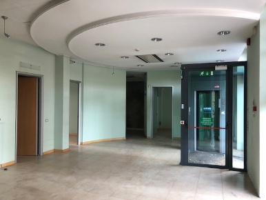 Foto Negozio a Lodi di 130 m² con 5 locali in affitto