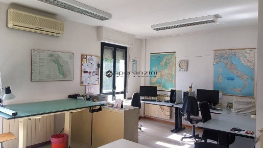 Foto Ufficio in via Flaminia, Fossombrone di 88 m² con 3 locali in vendita