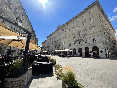 Foto Locale commerciale a Trieste Città Vecchia di 100 m² con 2 locali