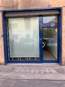 Foto Locale commerciale in Via Collalto Sabino, Roma di 100 m² con 3 locali