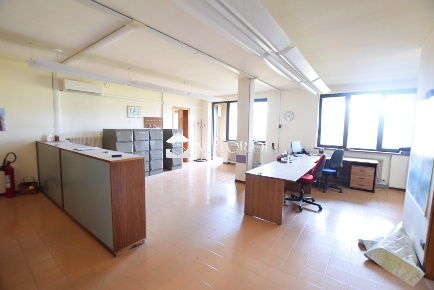 Foto Ufficio a Pederobba Centro di 205 m² con 7 locali in vendita