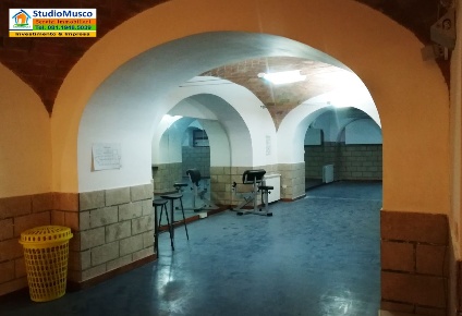 Foto Locale commerciale a Napoli Chiaia di 475 m² con 14 locali in vendita