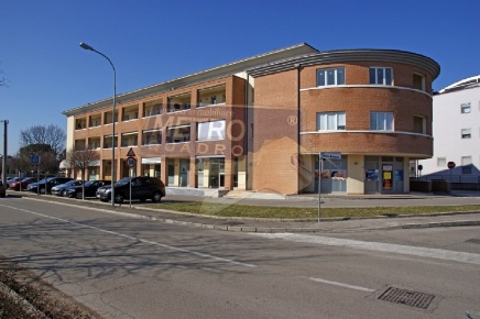 Foto Negozio in VIA DEL COSTO, Thiene Centro di 71 m² con 3 locali