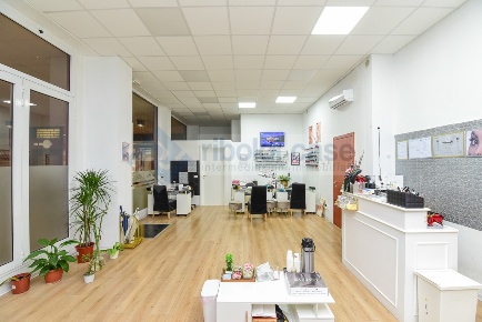 Foto Negozio in CORSO DEL POPOLO, Seregno Umberto I - Garibaldi di 100 m²