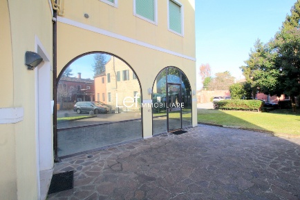 Foto Locale commerciale a Villorba Lancenigo Villorba di 114 m² in vendita