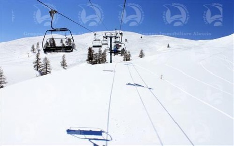 Foto Hotel a Cesana Torinese di 2400 m² con 40 locali in vendita