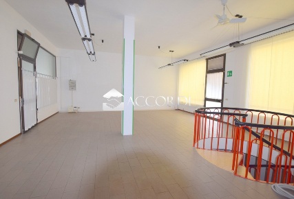 Foto Negozio a Cornuda Centro di 75 m² in affitto