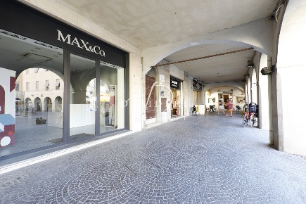 Foto Locale commerciale in Piazza Dante, Grosseto Centro Storico di 145 m²