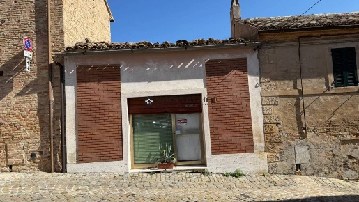 Foto Negozio in via carducci, Fratte Rosa Centro di 56 m² con 2 locali